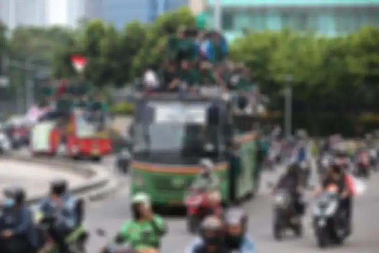 Demo Mahasiswa Tolak UU Cipta Kerja Hari Ini Bentrok di Harmoni, Polisi Tembakan Gas Air Mata Berkali-kali