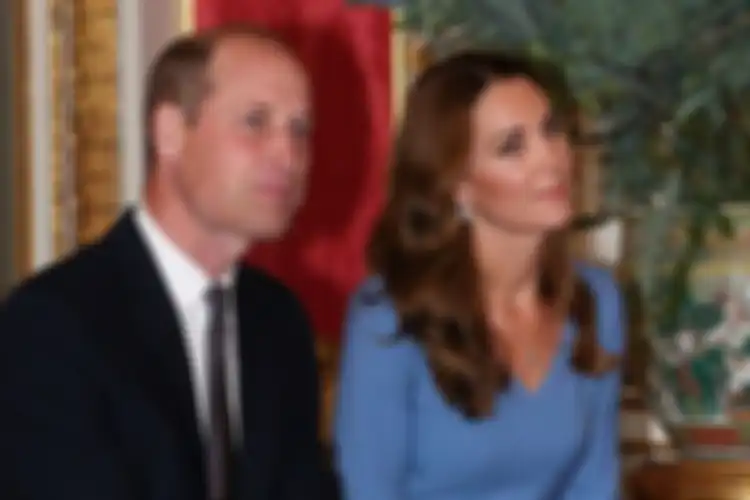 Kate Middleton dengan liontin safir biru warisan mendiang Putri Diana.