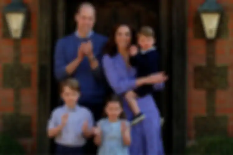 Keluarga Pangeran William dan Kate Middleton memakai baju nuansa biru untuk memberikan dukungan kepada tenaga kesehatan di tengah pandemi.
