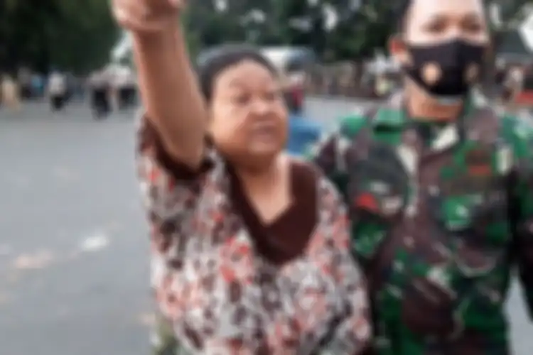 Roslina warga jalan RE Martadinata, Kota Jambi, marah pada polisi karena gas air mata masuk ke pemukiman saat demonstrasi penolakan omnibus law rusuh, pada Selasa (20/10/2020) sore.