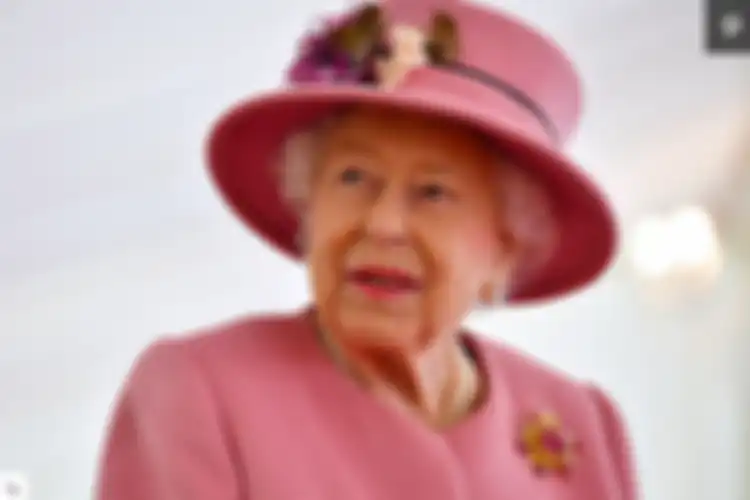 Ratu Elizabeth mengenakan mantel merah muda dan bros emas bertahktakan berlian dan ruby 