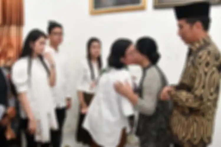 Ibunda Selvi Ananda, Sri Partini sedang mencium pipi Ibu Negara, Iriana Joko Widodo, disaksikan oleh Presiden Joko Widodo, sang anak Gibran Rakabuming Raka dan istrinya, Selvi Ananda.