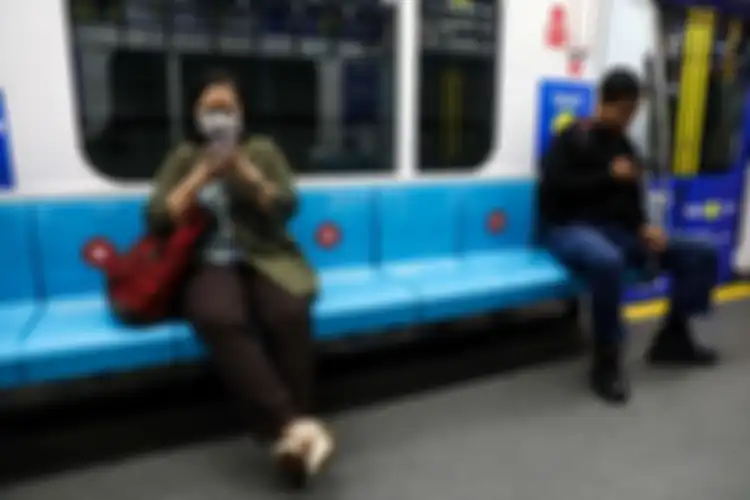 Warga duduk dengan saling menjaga jarak guna mencegah penyebaran virus corona di Stasiun MRT Bundaran HI, Jakarta Pusat, Jumat (20/3/2020). 