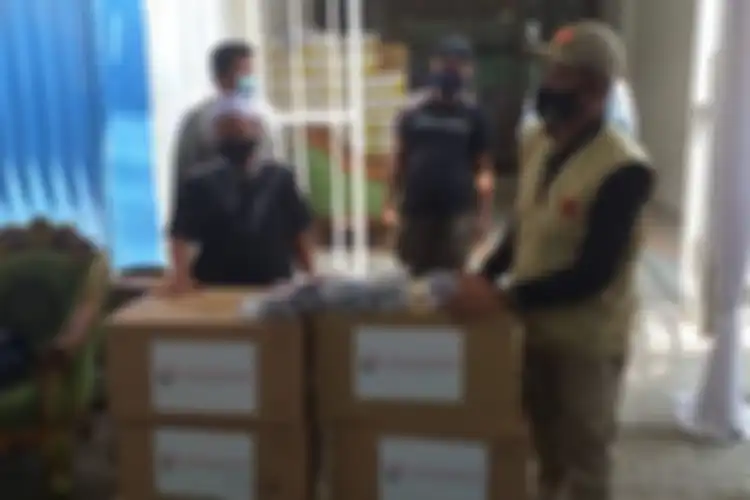Satgas Penanganan Covid-19 memberikan sumbangan masker dan hand sanitizer untuk acara pernikahan putri Rizieq Shihab, Sharifa Najwa Shihab. Masker itu diantar ke kediaman Rizieq yang juga sekaligus lokasi acara pernikahan, di Jalan Petamburan III, Jakarta, Sabtu (14/11/2020) siang. 