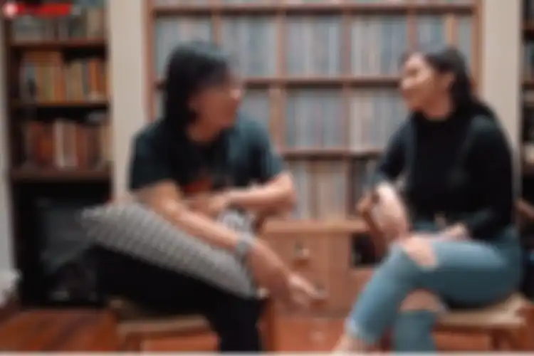 Penyanyi Ari Lasso berbincang dengan Ariel Tatum pada sesi Ari Lasshow di kanal YouTube Ari Lasso TV