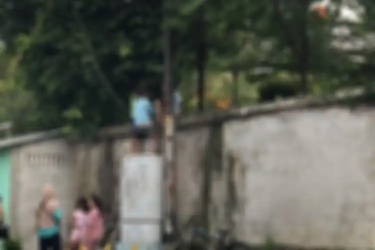 Beberapa warga sampai rela panjat tembok hingga mengintip demi melihat Sule dan Nathalie saat prosesi pernikahan.