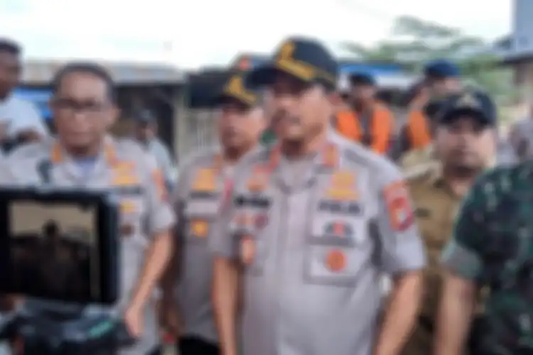 Kapolda Metro Jaya Irjen Pol Nana Sudjana di lokasi banjir Kelurahan Gebang Raya Kecamatan Periuk Kota Tangerang, Selasa (25/2/2020) 