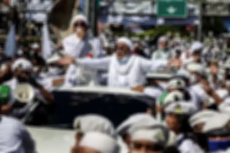 Pemimpin Front Pembela Islam (FPI) Rizieq Shihab menyapa simpatisannya saat tiba di daerah Puncak, Bogor, Jawa Barat, Jumat (13/11/2020). Dalam kunjungan tersebut, Rizieq Shihab dijadwalkan menghadiri acara peresmian pembangunan Masjid Raya di Markaz Syariah Pesantren Alam Agrokultural sekaligus men
