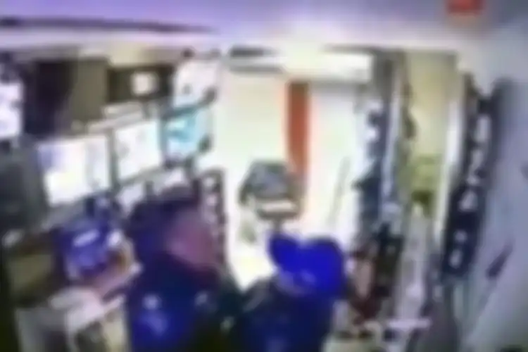 Mumpung Kantor Sepi, 2 Oknum Polisi Ini Hubungan Suami Istri di Jam Kerja, Terekam Kamera CCTV Hingga Videonya Bocor dan Viral ke Mana-mana