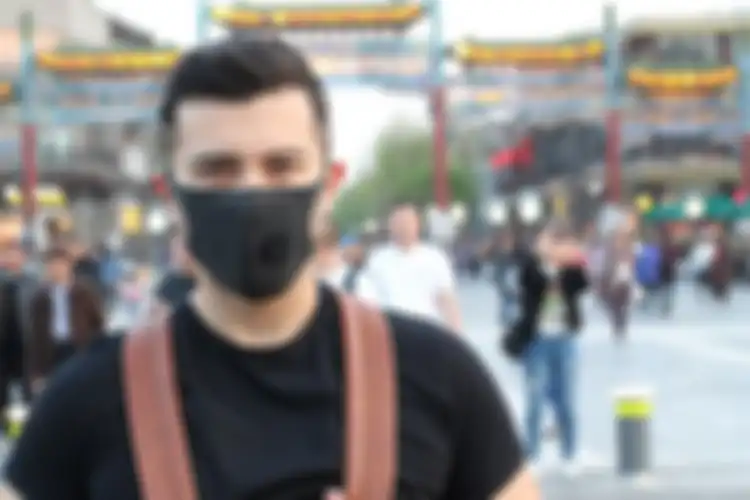 Ilustrasi prnggunaan masker non medis untuk mencegah penularan virus corona.