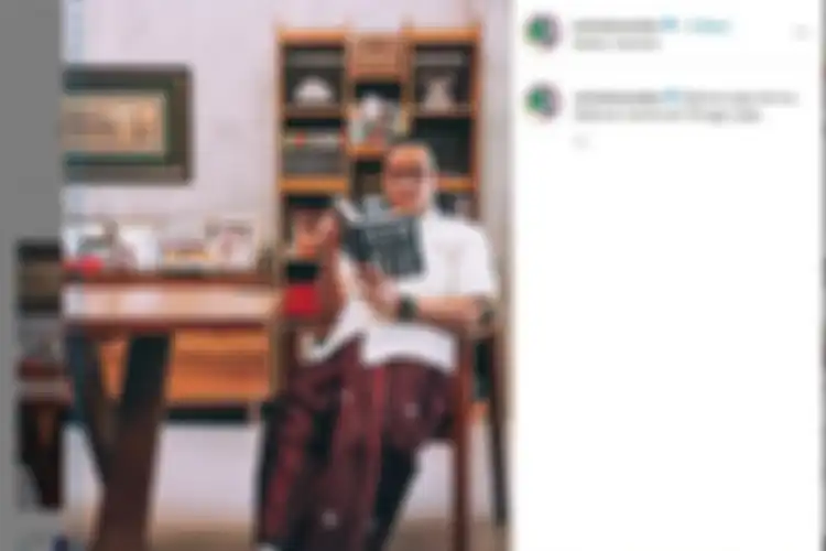 Gubernur Anies Baswedan mengunggah foto dirinya tengah membaca buku How Democracies Die yang ditulis oleh Steven Levitsky dan Daniel Ziblatt.