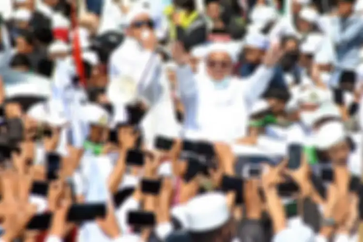 Pemimpin Front Pembela Islam (FPI) Rizieq Shihab menyapa simpatisannya saat tiba di daerah Puncak, Bogor, Jawa Barat, Jumat (13/11/2020). Dalam kunjungan tersebut, Rizieq Shihab dijadwalkan menghadiri acara peresmian pembangunan Masjid Raya di Markaz Syariah Pesantren Alam Agrokultural sekaligus men