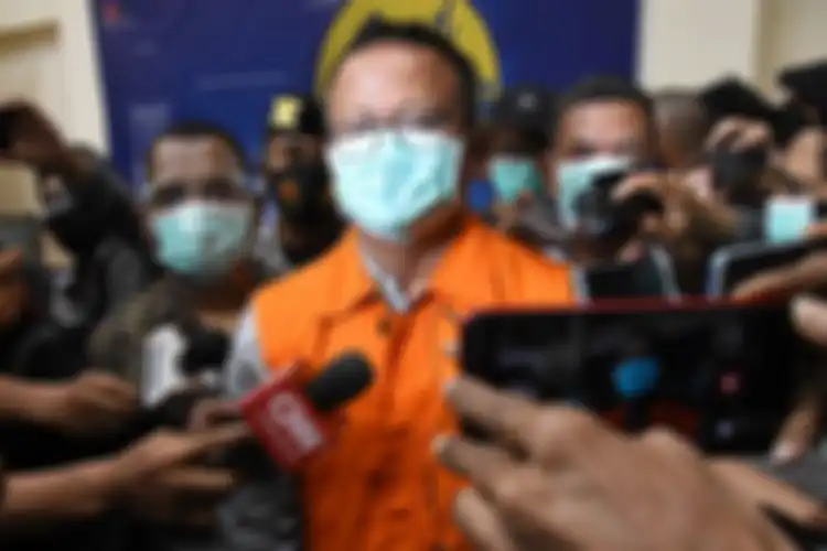 Menteri Kelautan dan Perikanan Edhy Prabowo (tengah) menjawab pertanyaan wartawan usai konferensi pers penetapan tersangka kasus dugaan korupsi ekspor benih lobster di Gedung KPK, Jakarta, Kamis (26/11/2020) dini hari. KPK menetapkan tujuh tersangka dalam kasus korupsi tersebut, salah satunya yakni 