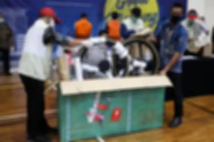 Sepeda road bike merek Specialized S-Works sebagai barang bukti ditunjukkan saat penyampaian keterangan terkait kasus dugaan suap perizinan budidaya lobster tahun 2020 di Gedung KPK, Kamis (26/11/2020) dini hari.