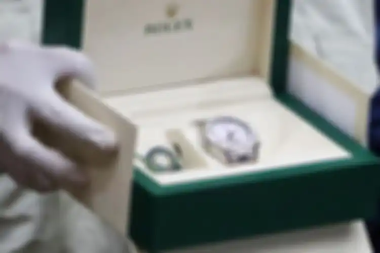 Jam tangan Rolex sebagai barang bukti ditunjukkan saat penyampaian keterangan terkait kasus dugaan suap perizinan budidaya lobster tahun 2020 di Gedung KPK, Jakarta, Kamis (26/11/2020) dini hari.