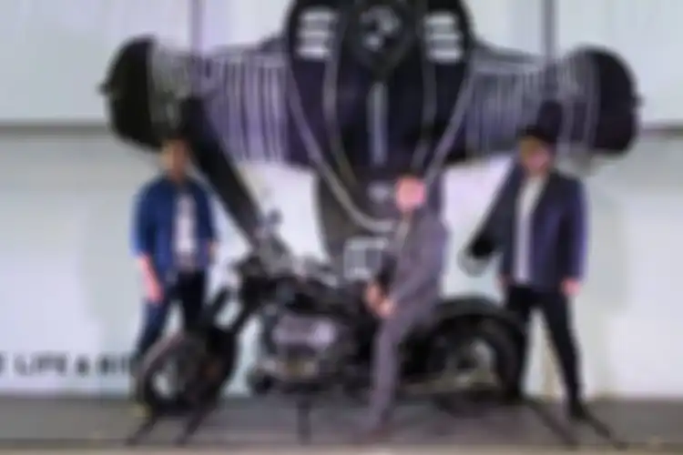 Ariel Noah bersama BMW R18 