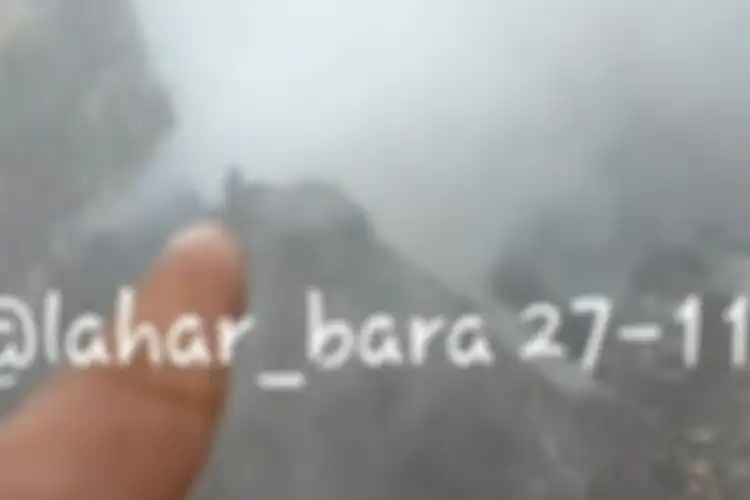 Tangkapan layar kondisi kawah Gunung Merapi yang diunggah di akun Instagram @laharbara.