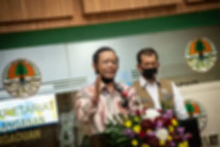 Menko Polhukam Mahfud MD (kiri) didampingi Kepala BNPT Doni Monardo memberikan keterangan pers seusai mengikuti Rapat Koordinasi Khusus (Rakorsus) Tingkat Menteri di Kementerian Lingkungan Hidup dan Kehutanan, Jakarta, Kamis (2/7/2020). Rakorsus tersebut membahas antisipasi kebakaran hutan dan lahan (Karhutla) periode puncak kemarau tahun 2020. 