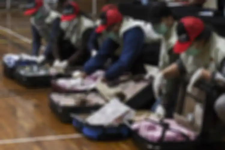 Penyidik KPK tunjukkan bukti kasus korupsi bansos Covid-19
