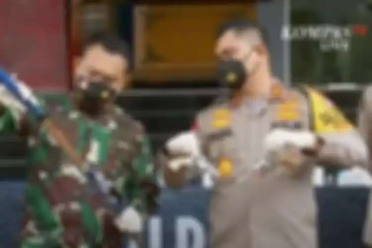 Barang bukti senjata yang digunakan Laskar Khusus FPI dalam penyerangan anggota kepolisian