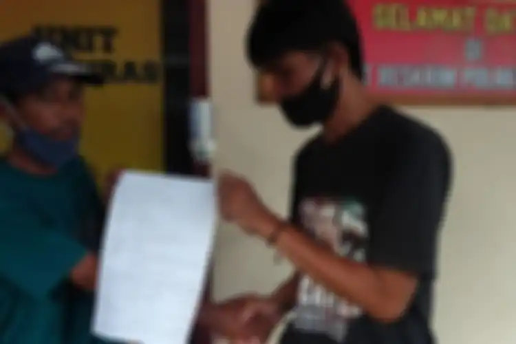 Saat Iwan (kiri) yang merupakan tukang bakso yang ditendang dan Aswin (kanan) selaku pelaku bersalaman setelah kesepakatan damai dan pencabutan laporan, pada Senin (7/12/2020).
