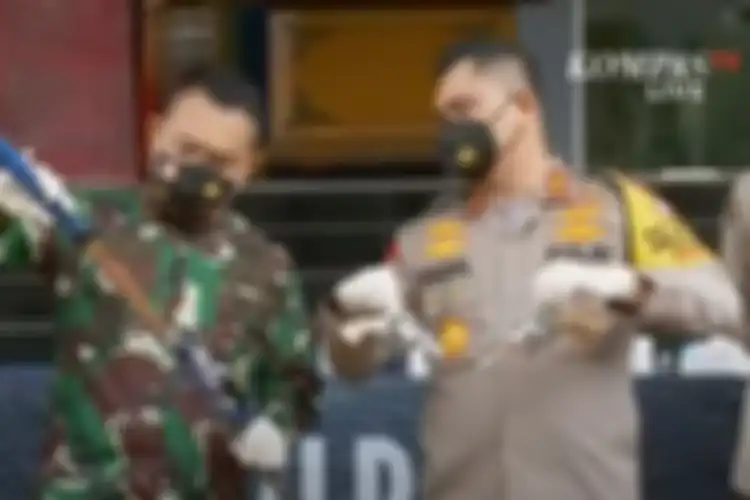 Kapolda Metro Jaya Irjen Pol Fadil Imran (kanan) dan Pangdam Jaya Mayjend TNI Dudung Abdurachman (kiri) menunjukkan barang bukti saat konferensi pers terkait penyerangan simpatisan pemimpin FPI Rizieq Shihab terhadap polisi. Konferensi pers digelar di Markas Polda Metro Jaya, Senin (7/12/2020).