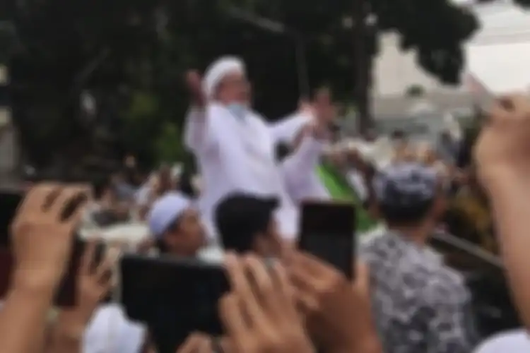 Pimpinan Front Pembela Islam (FPI) Rizieq Shihab tiba di sekitar kediamannya di kawasan Petamburan, Jakarta Pusat dan disambut oleh massa pendukungnya, Selasa (10/11/2020). 