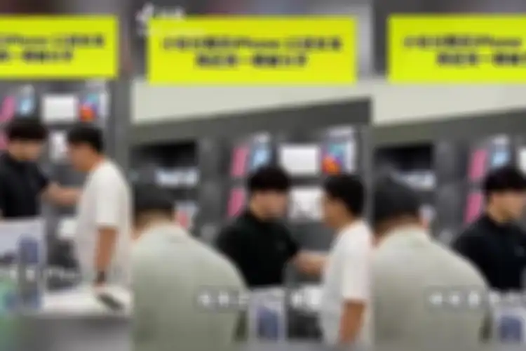 Seorang pria menjadi perbincangan warganet setelah menangis datangi toko minta refund iPhone 12