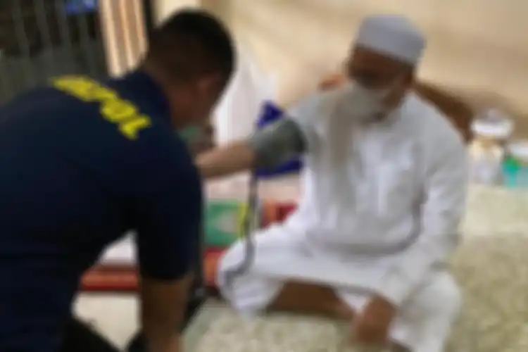 Petugas Bidokkes Polda Metro Jaya tengah mengecek kondisi kesehatan pimpinan Front Pembela Islam (FPI), Rizieq Shihab.