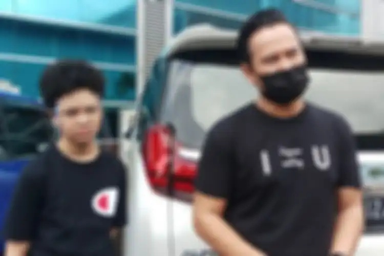 Mudji Massaid (kanan) dan anak Angelina Sondakh, Keanu Jabaar Massaid (kiri), saat ditemui di kawasan Tendean, Jakarta Selatan, Senin (4/1/2021).