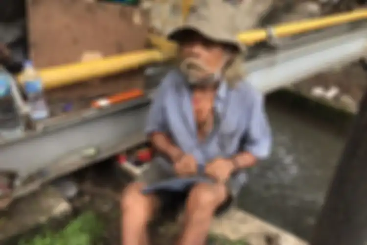 Nur Saman (69), sosok gelandangan yang disebut ditemui Menteri Sosial, Tri Rismaharini dan diabadikan dalam sebuah foto. Nur Saman sehari bekerja sebagai pemulung dan serabutan di sekitar Jalan Minangkabau, Pasar Manggis, Setiabudi, Jakarta Selatan.