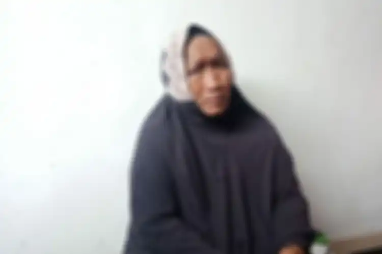 Nenek Darwati (58), salah seorang KPM BPNT di Kabupaten Tuban yang namanya dicoret dari daftar KPM BPNT tahun 2021 saat mengadukan permasalahannya kepada tenaga pendamping bantuan sosial pangan. Jumat (8/1/2021).