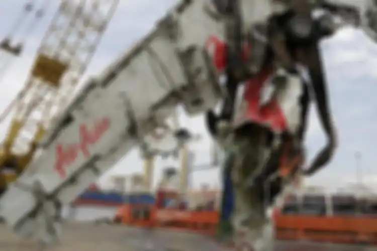Bangkai pesawat yang berhasil diangkat dan diturunkan dari kapal Crest Onyx di Pelabuhan Tanjung Priok, Jakarta, Senin (2/3/2015).