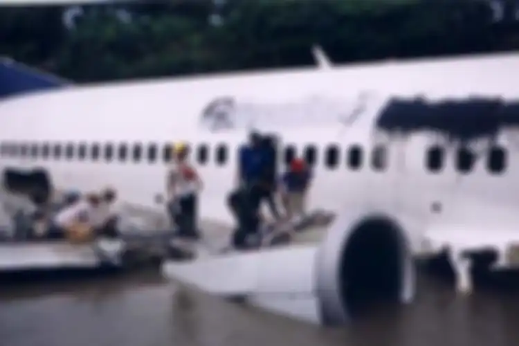 Pendaratan darurat pesawat B737-300 Garuda Indonesia GA421 di anak sungai Bengawan Solo akibat mesin mati