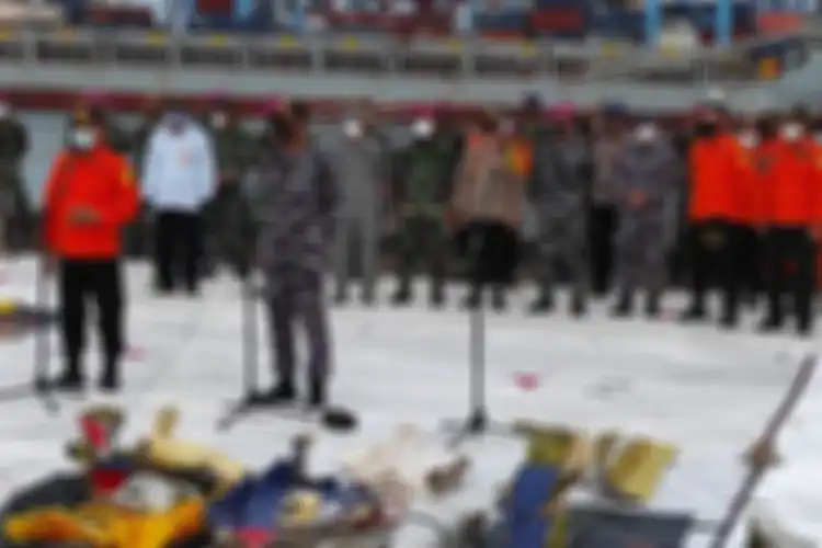 TNI Angkatan Laut KRI Parang 647 menyerahkan hasil temuan dari pencarian Sriwijaya Air SJ 182 ke Basarnas di JICT II, Tanjung Priok, Jakarta Utara, Senin (11/1/2021).