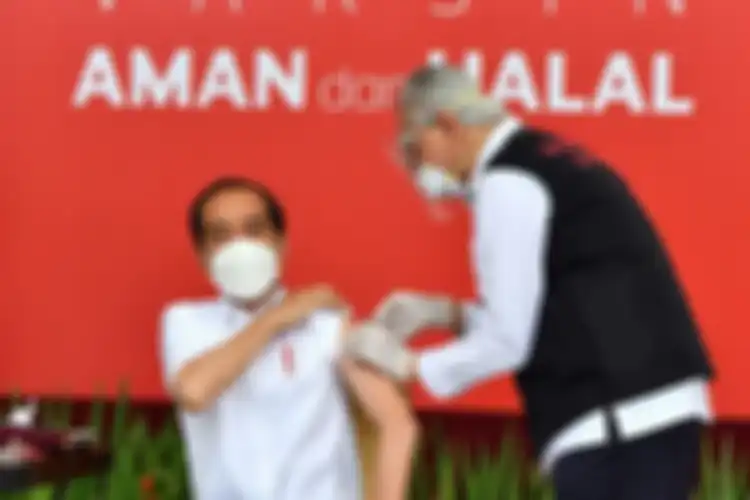 Presiden Joko Widodo saat mendapat suntikan pertama vaksin Covid-19 di Istana Kepresidenan pada Rabu (13/1/2021). Penyuntikan ini sekaligus menandai program vaksinasi Covid-19 di Indonesia.
