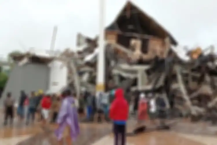 Warga mengamati Gedung Kantor Gubernur Sulawesi Barat yang rusak akibat gempa bumi, di Mamuju, Sulawesi Barat, Jumat (15/1/2021). Petugas BPBD SUlawesi Barat masih mendata jumlah kerusakan dan korban akibat gempa bumi berkekuatan magnitudo 6,2 tersebut.