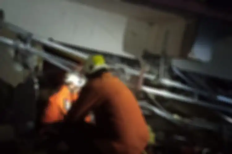 Petugas Basarnas sedang mengevakuasi korban yang terjebak reruntuhan sebagai dampak gempa di Mamuju, Sulawesi Barat, Jumat (15/1/2021).