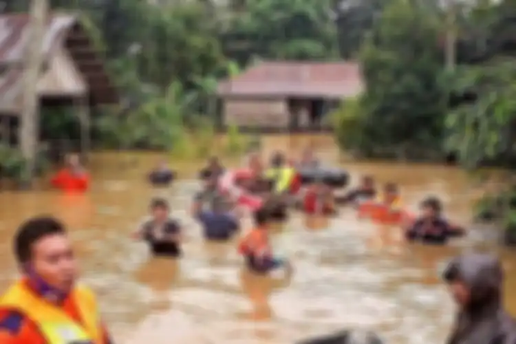 Tim SAR gabungan mengevaluasi warga yang terdampak banjir di Kecamatan Pengaron, Kabupaten Banjar, Kalsel, Selasa (12/1/2021).