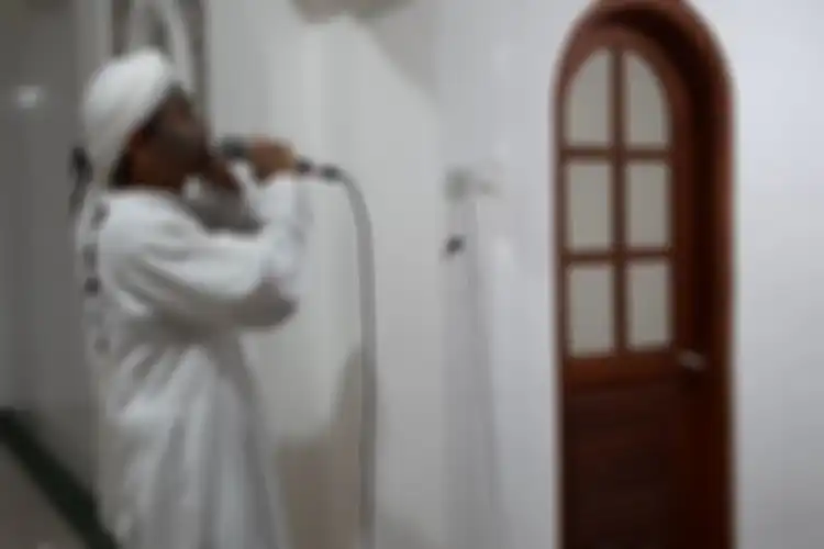 Ahmad Nur Kusuma Yuda saat mengumandangkan adzan di Masjid Jami Al-Istiqomah Jalan Kusuma Wardani, Pleburan.