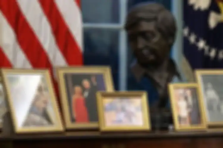 Selain foto tokoh terkenal, Joe Biden juga memajang foto keluarganya.