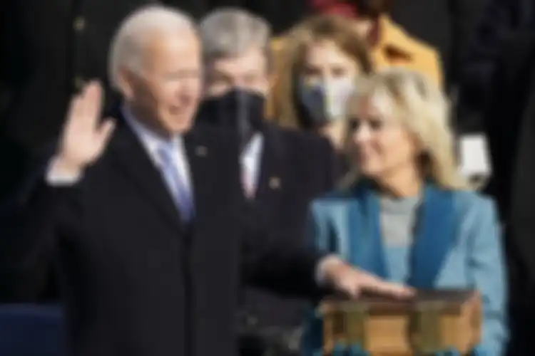 Joe Biden ketika diambil sumpahnya sebagai Presiden Amerika Serikat (AS) disaksikan istrinya, Jill Biden, di Gedung Capitol, Washington DC, pada 20 Januari 2021.