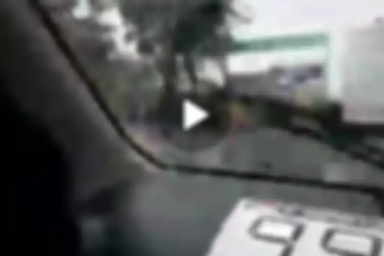 tangkapan layar video viral mobil terabas jalanan berkubang