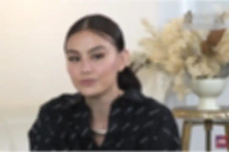 Penyanyi Agnez Mo berbincang-bincang dengan pembawa acara Daniel Mananta 
