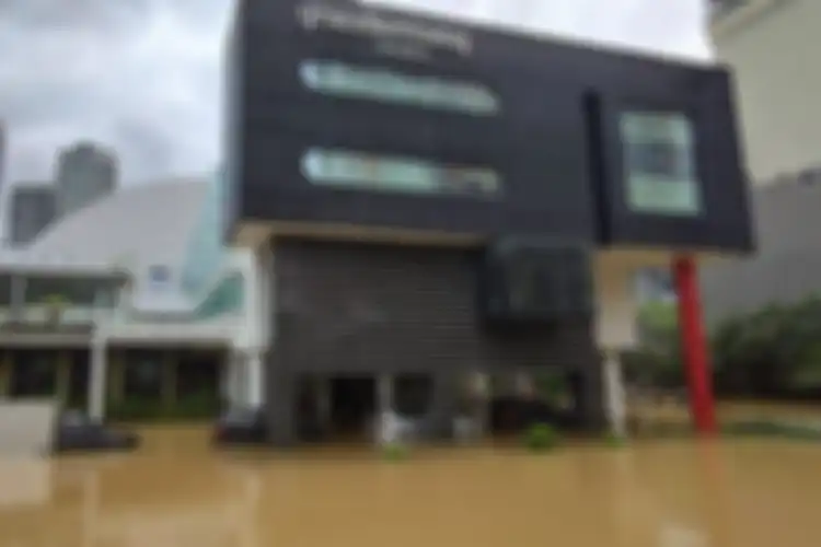 Jalan Kemang Raya, Jakarta Selatan, terendam banjir hingga 2 meter, Sabtu (20/2/2021), akibat hujan deras yang mengguyur sejak dini hari.