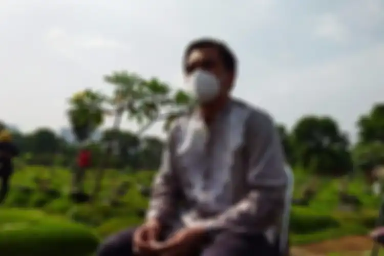 Teddy Syach memberikan keterangan terkait meninggalnya sang istri, Rina Gunawan di TPU Tanah Kusir, Jakarta Selatan, Rabu (3/3/2021).