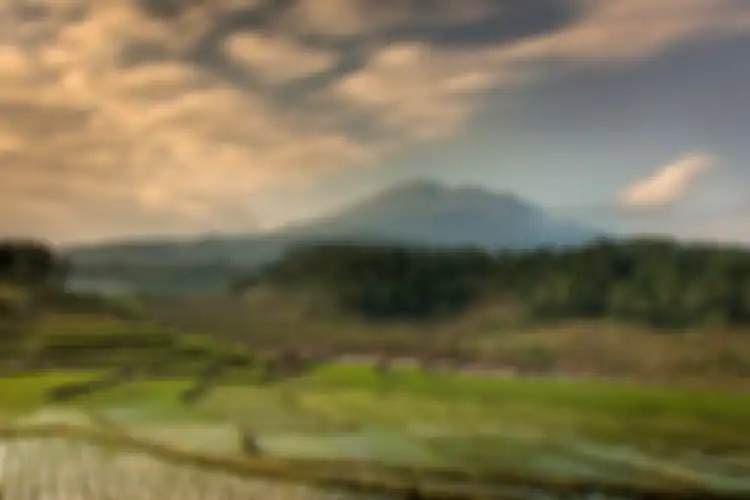 Gunung Ciremai salah satu contoh bentang alam secara umum Pulau Jawa