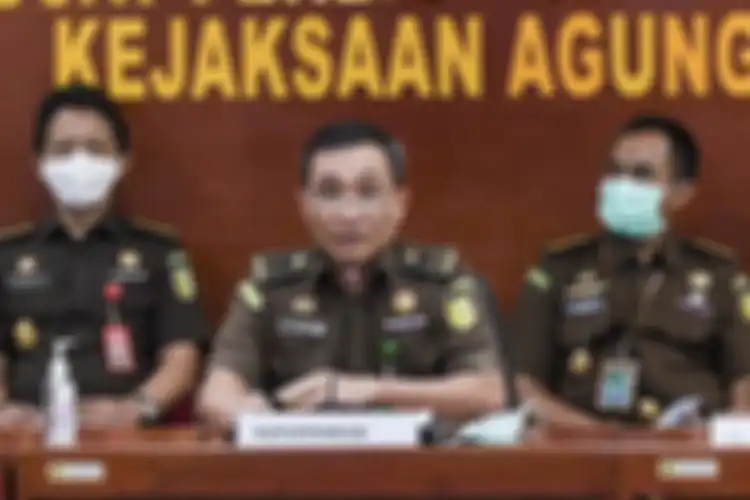 Kapuspenkum Kejaksaan Agung Leonard Eben Ezer Simanjuntak (tengah) bersama Dir Tipikor Bareskrim Polri, Brigjen Pol Djoko Poerwanto (kanan) dan Direktur Penyidikan Jampidsus Kejagung Febrie Adriansyah (kiri) memberikan keterangan pers usai menggelar gelar perkara penanganan kasus dugaan korupsi pada PT Asabri (Persero) di Kejaksaan Agung, Jakarta, Rabu (30/12/2020).