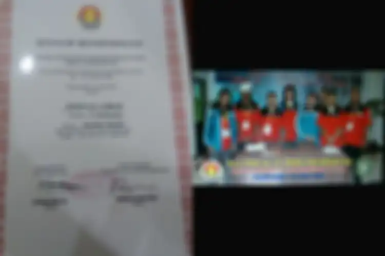 Piagam penghargaan yang diterima Dadang dan fotonya ketika ajang PON ke-18 Zona Kalimantan.