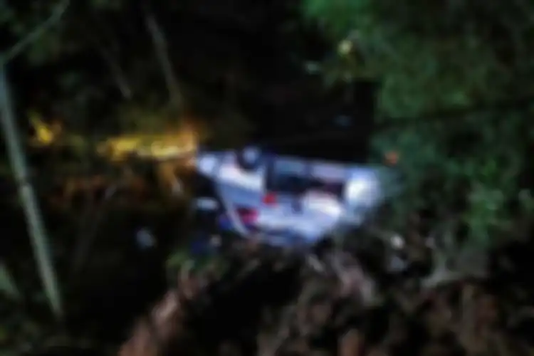 Bus peziarah asal Subang terjun ke jurang Tanjakan Cae, Wado, Sumedang, Jawa Barat, Rabu malam. Dok. Warga/KOMPAS.com(KOMPAS.COM/AAM AMINULLAH)